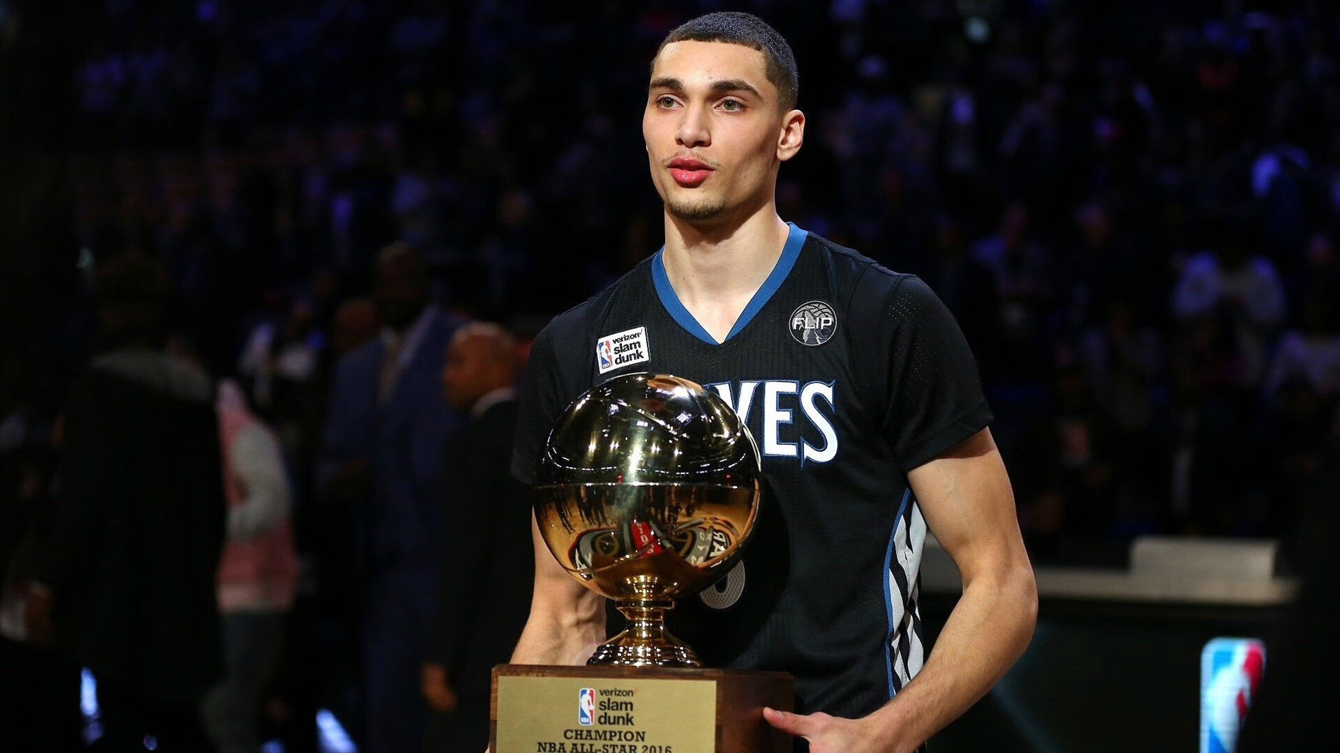 球员在赛后接受采访分享比赛心得与体会，球队采访